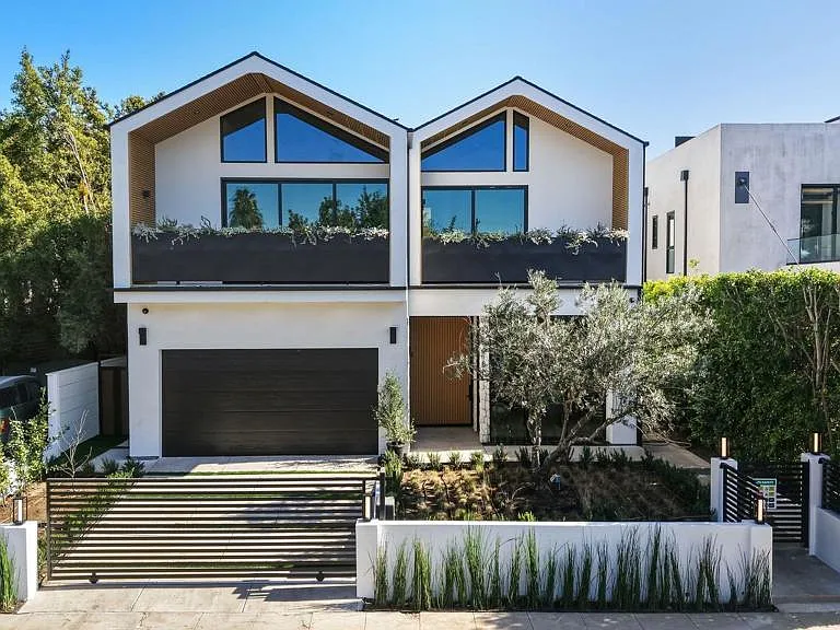824 N Curson Ave — Photo 2