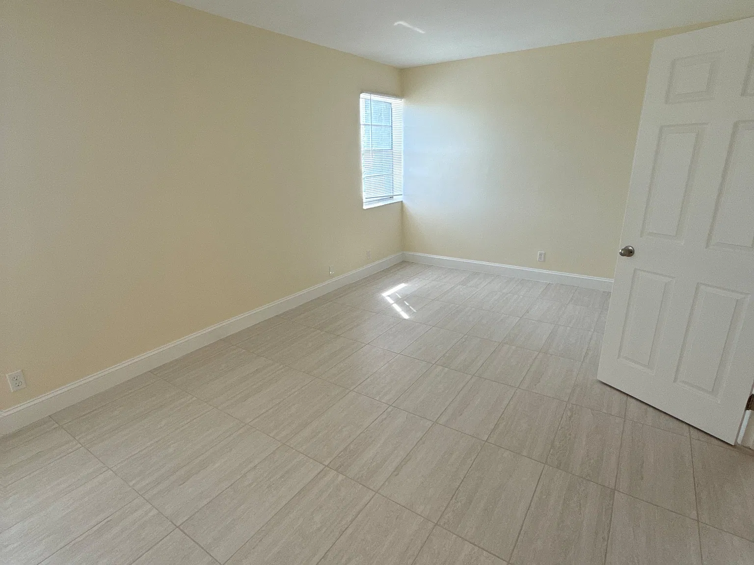 1 bed, 1.5 bath, 700 sqft, $1,800 — Photo 2