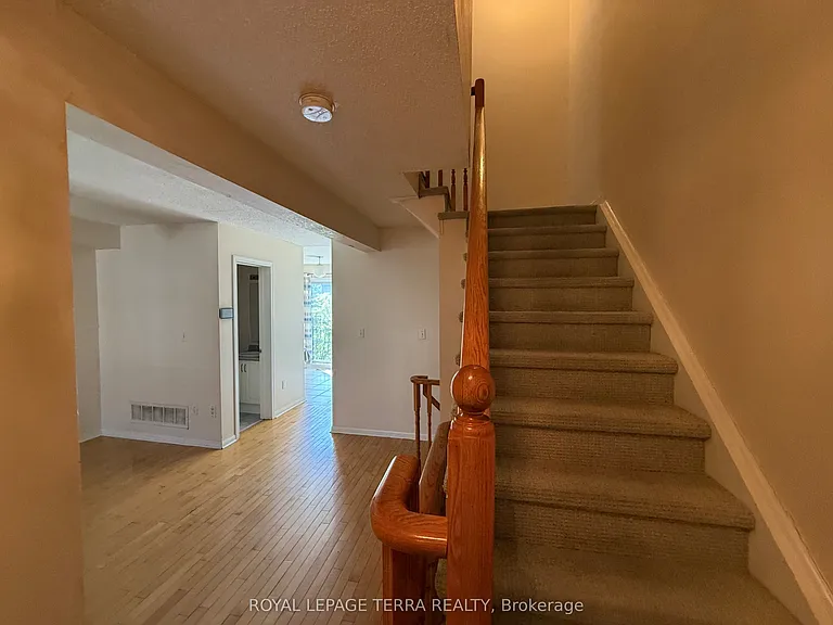 80 Acorn Pl #16 — Photo 32