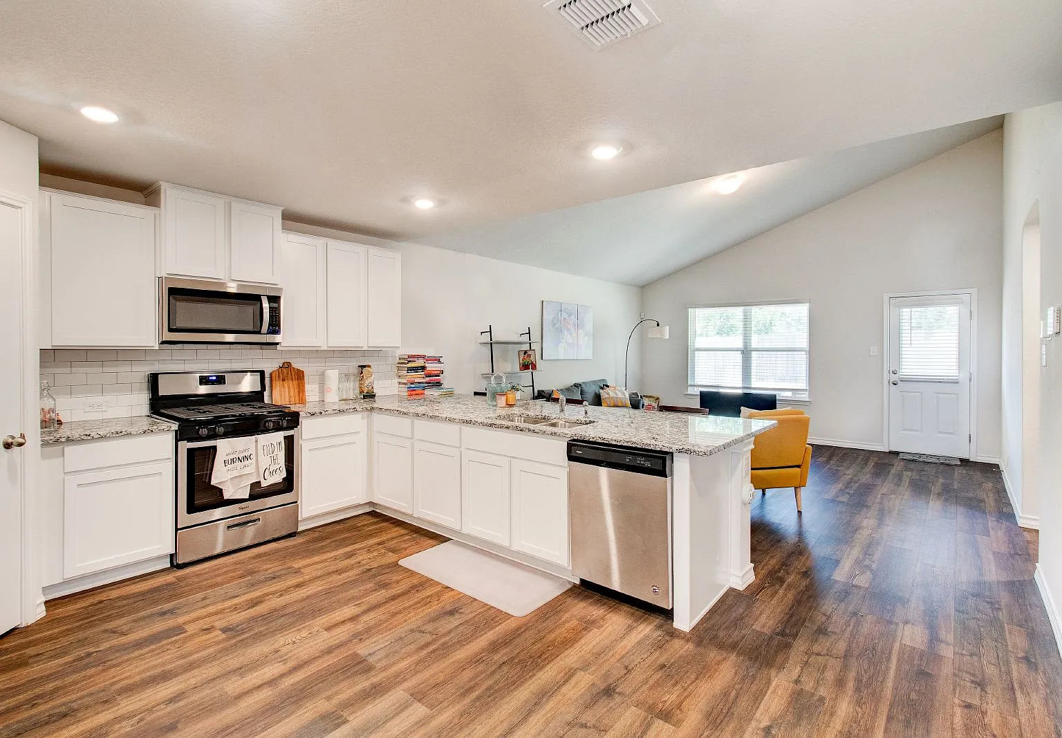4 bed, 2.5 bath, 2296 sqft, $2,300 — Photo 4