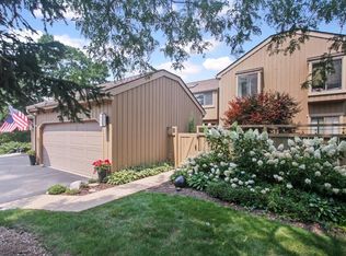 930 Oak Hill Rd, Lake Barrington, IL 60010