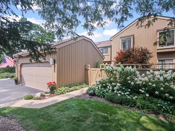 930 Oak Hill Rd, Lake Barrington, IL 60010