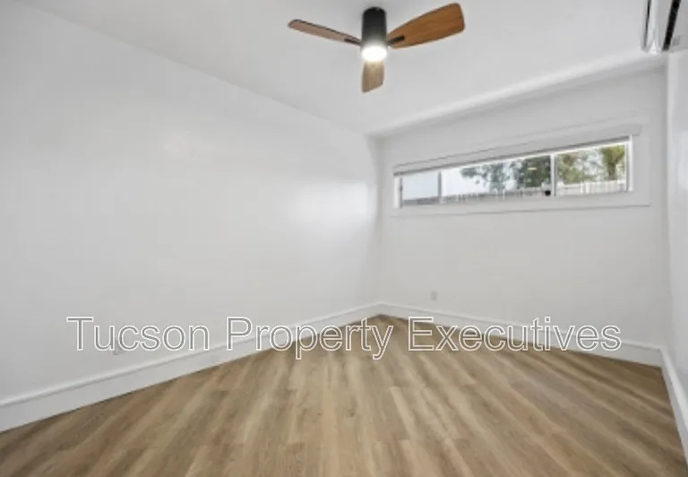 824 E 10th St #L — Photo 16