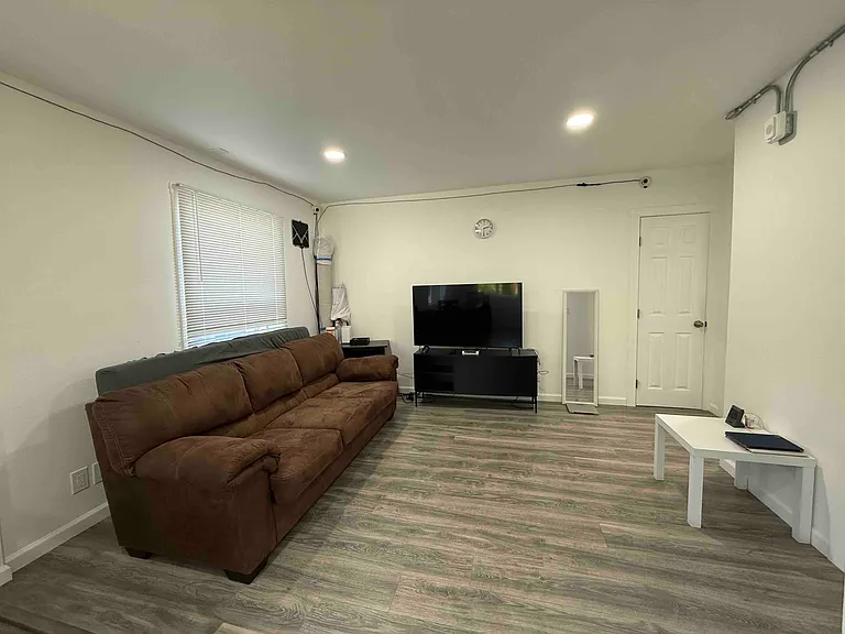 1139 Oxford St #4 — Photo 2