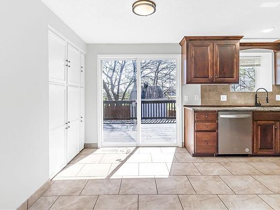 5th image of 621 E Bristol Ln