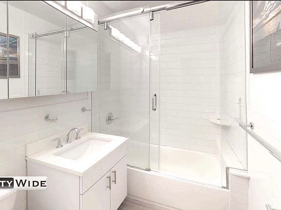 5th image of 157 E 57th St #17J
