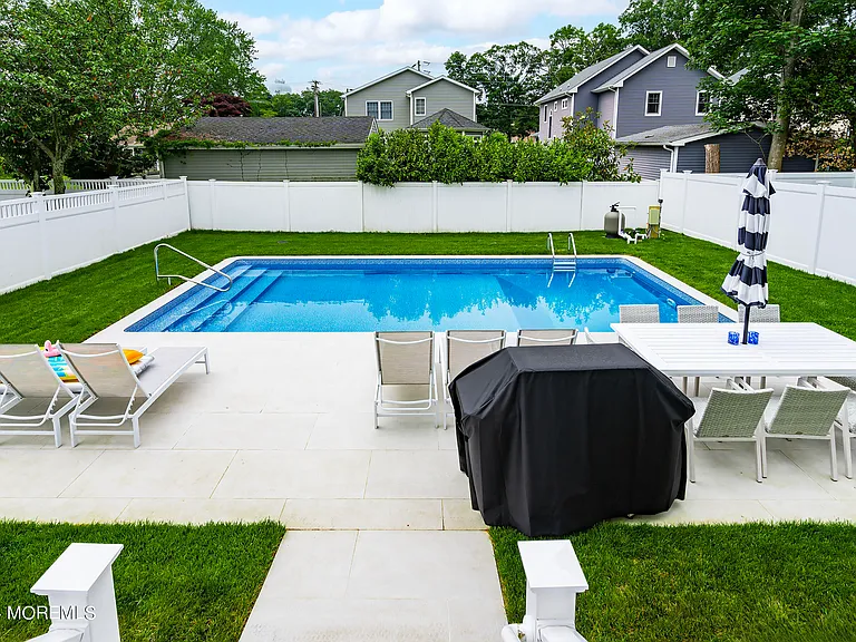 555 Sussex Ave — Photo 27