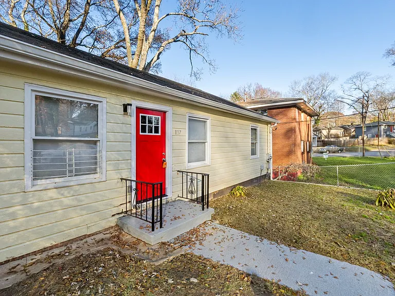 1137 White Oak Ave SW — Photo 4