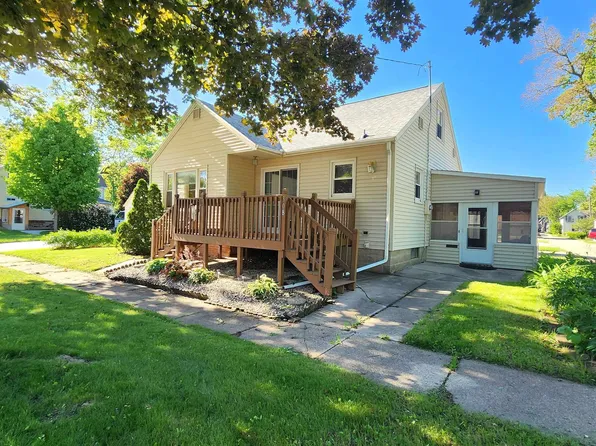 308 5th Ave S, Clear Lake, IA 50428