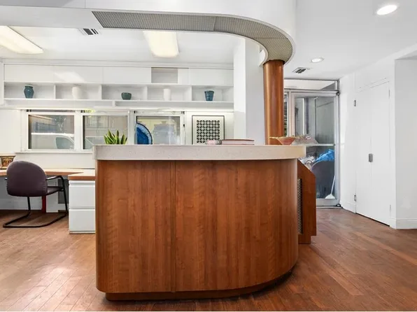 251 East 51st Street image 3 of 12