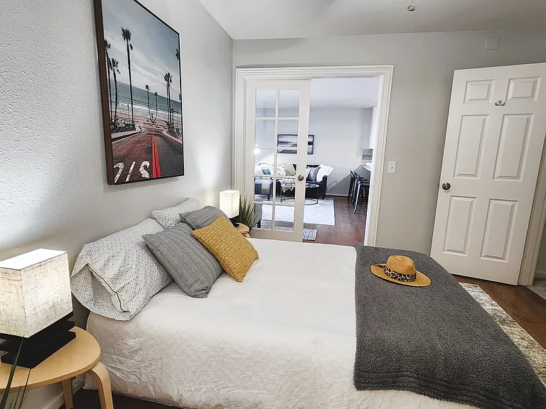 Hawaiian Apartments — Photo 16