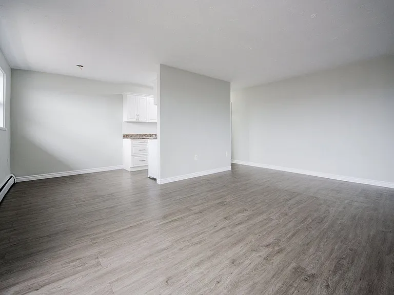 40 Mohawk Rd E — Photo 10
