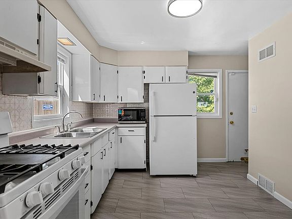 5th image of 17 Midland Ct