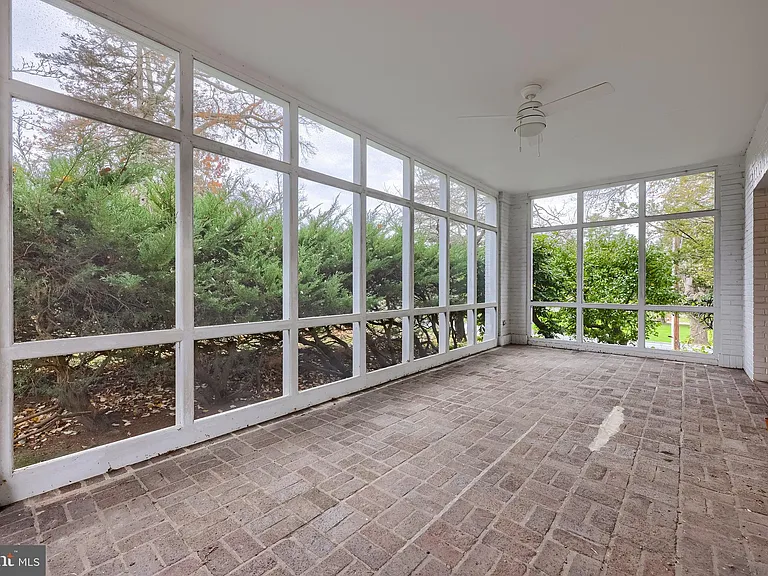 226 E Caracas Ave — Photo 12