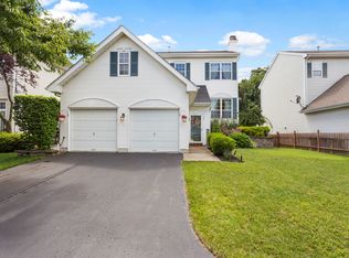 38 Arrowhead Dr, Burlington, NJ 08016