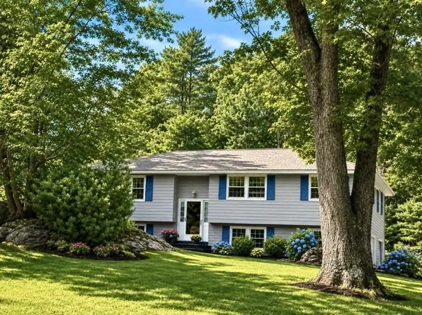 18 Lido Ln, Bedford, MA 01730