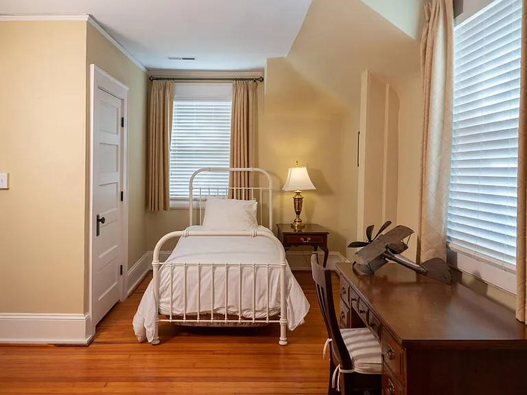 119 S Marshall St — Photo 16