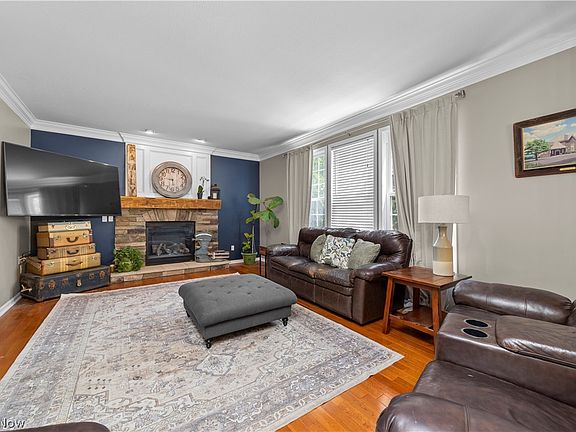 3rd image of 9267 Victoria Ln