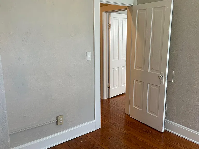 240 E New Hampshire Ave — Photo 32