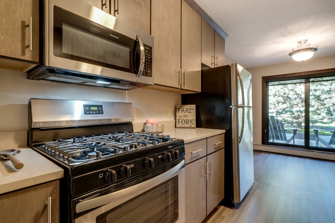 Stone countertops and five burner ranges
