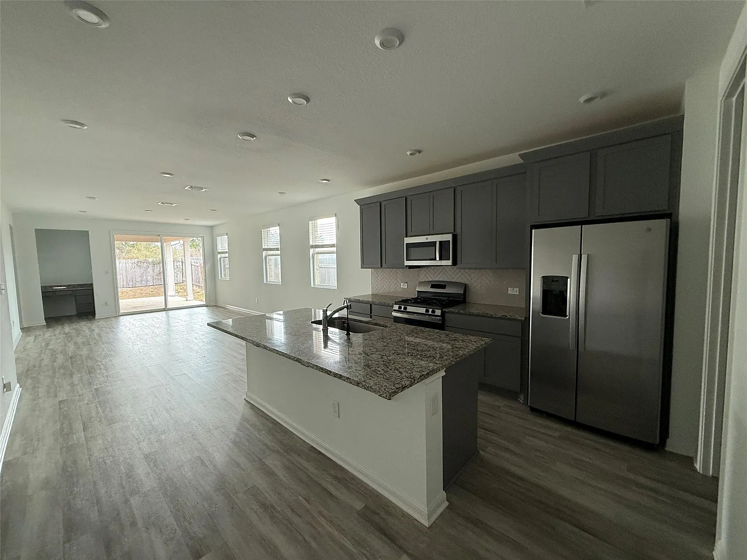 3 bed, 2.0 bath, 1835 sqft, $2,350 — Photo 3