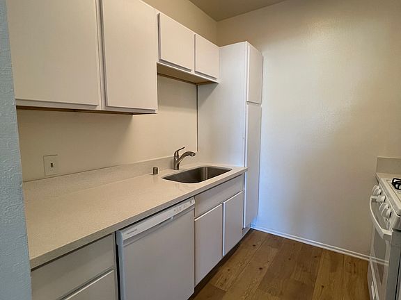 3rd image of 420 W Elmwood Ave APT A