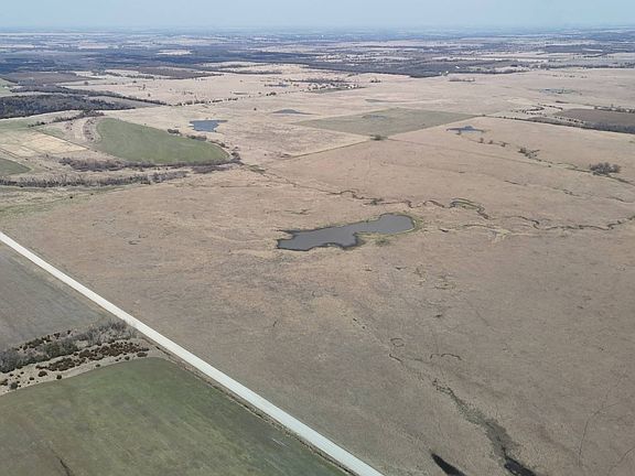 3rd image of 285 S Wanamaker Rd