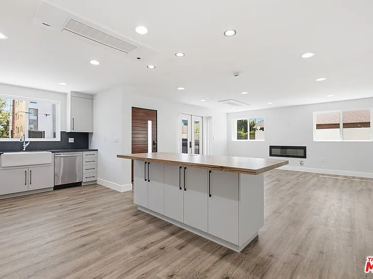 11611 Burbank Blvd — Photo 21
