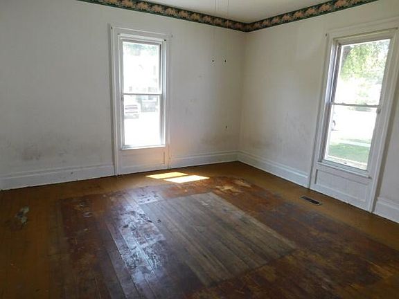 4th image of 210 Noel Ave