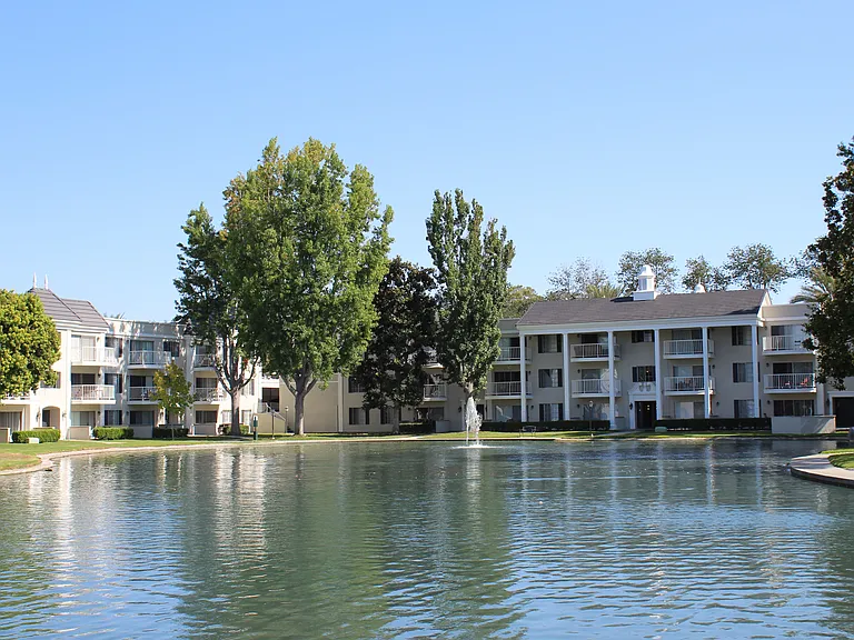 Versailles on the Lake Apartments — Photo 58