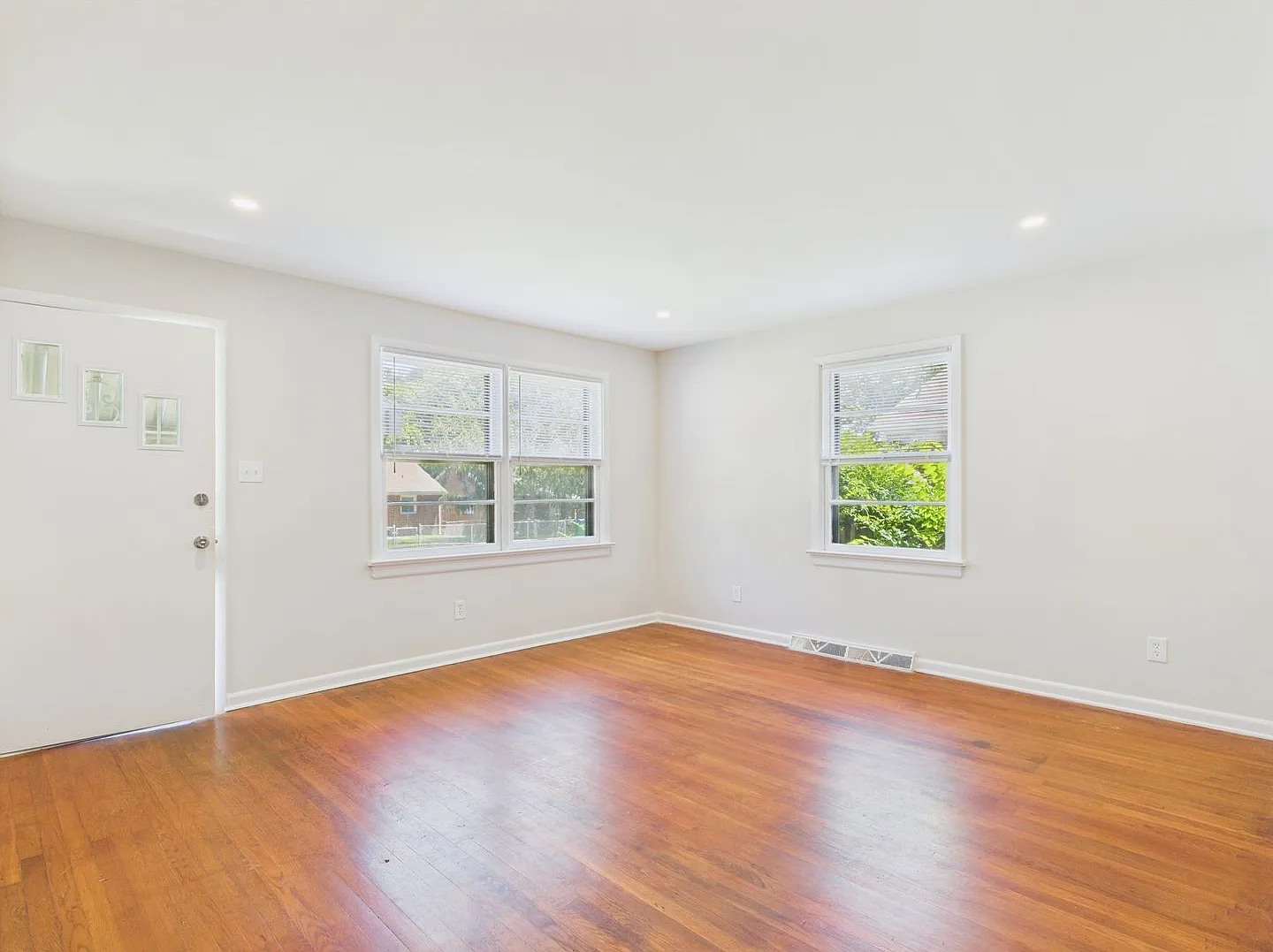 3 bed, 1.0 bath, 1040 sqft, $1,800 — Photo 4