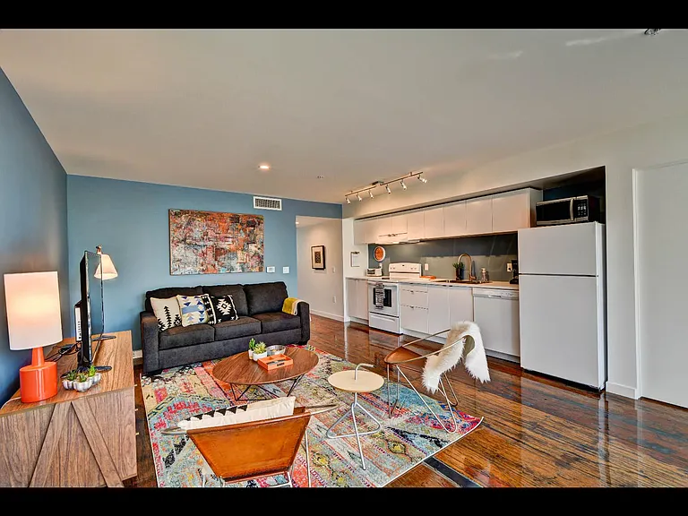 206 E Portland St — Photo 3