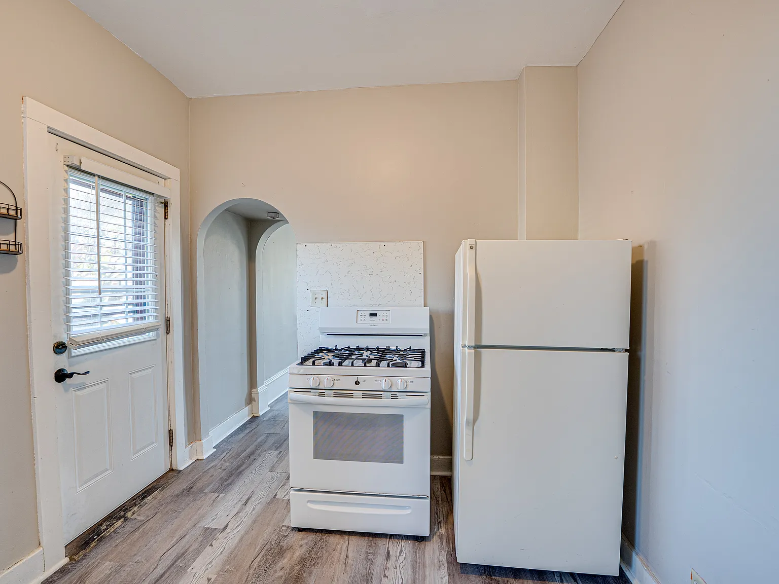 1 bed, 900 sqft, $1,300 — Photo 4