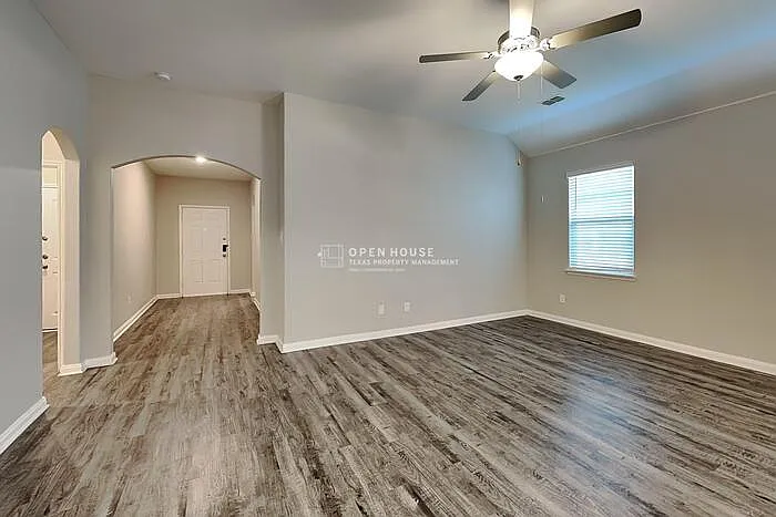 4 bed, 2.0 bath, 1724 sqft, $2,200 — Photo 3