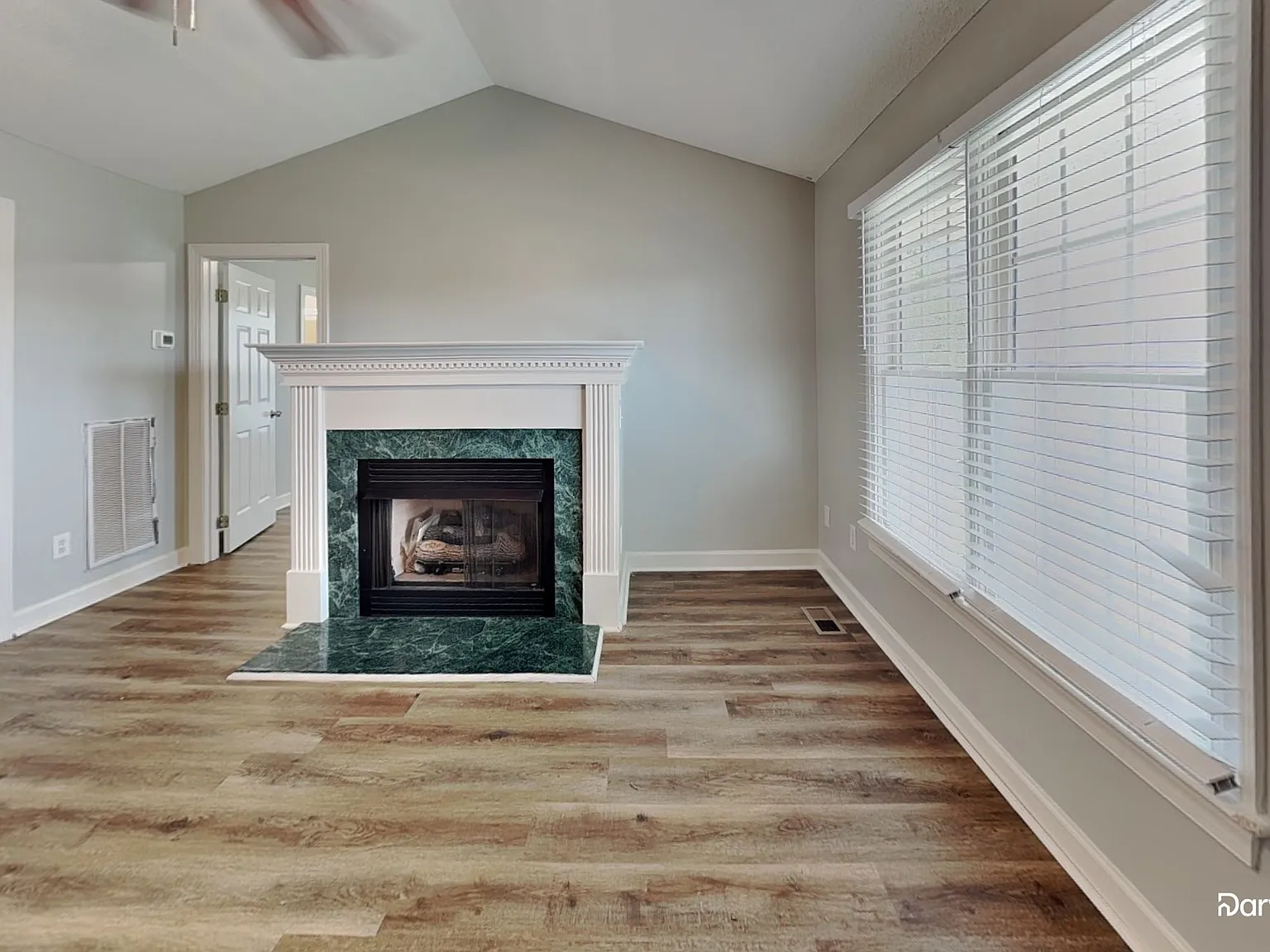 3 bed, 2.0 bath, 1008 sqft, $1,690 — Photo 3