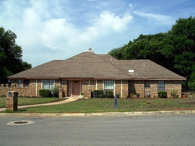 1st image of 1304 Oakhurst Dr