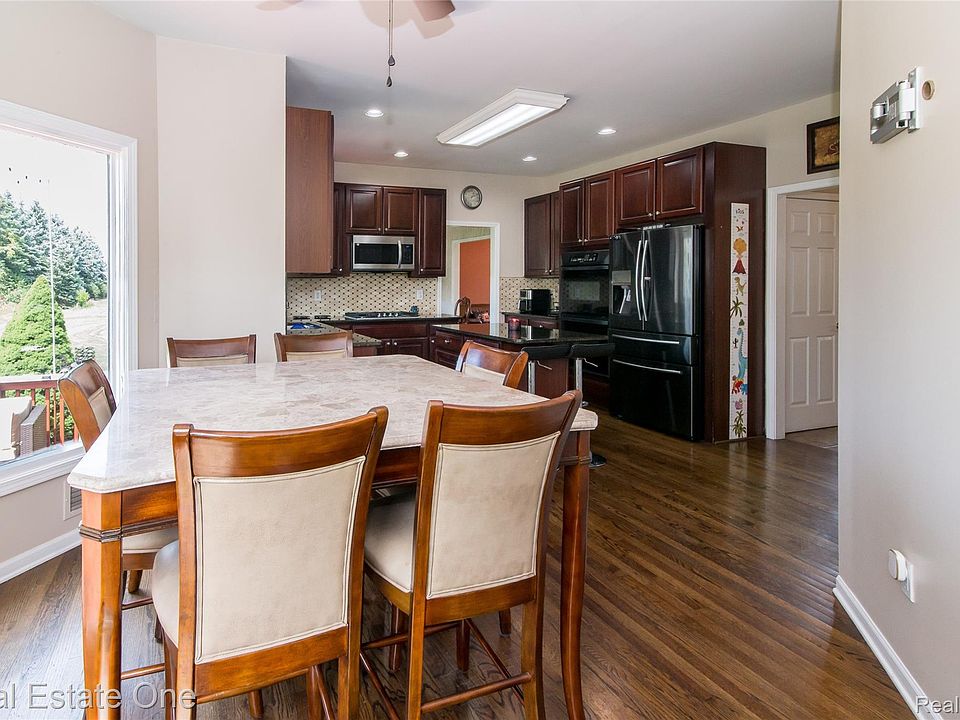 374 Robert Ct, photo 27