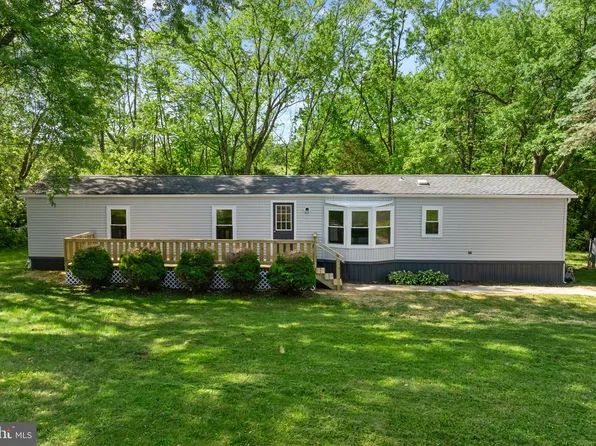 930 Lakeview Dr, Green Lane, PA 18054