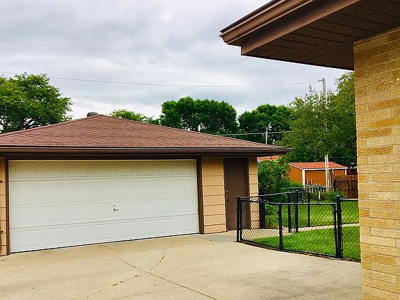 2 1/2 Car/Boat Garage