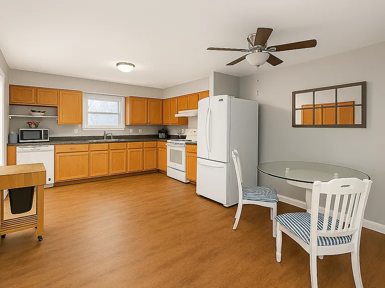 704 Erin Dr — Photo 3
