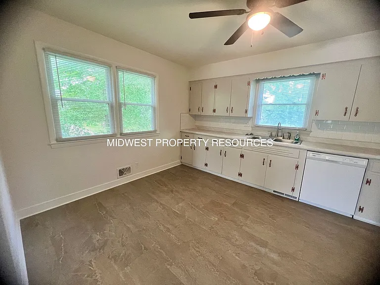 10607 E 78th Ter — Photo 3