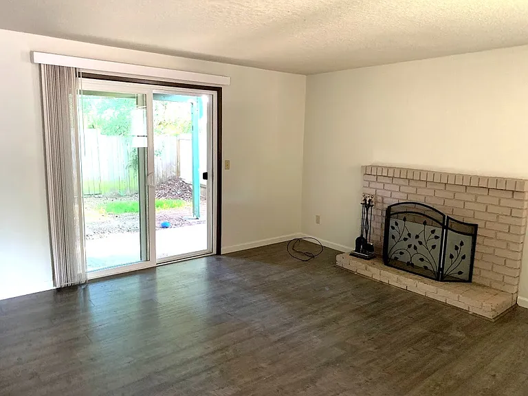 1004 NE Keyes Rd — Photo 9