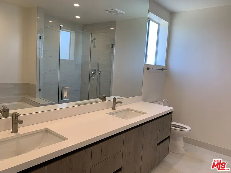 1721 Granville Ave #2 — Photo 10