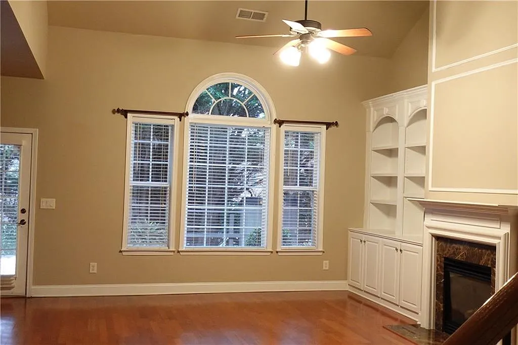 4 bed, 2.5 bath, 2822 sqft, $2,600 — Photo 4