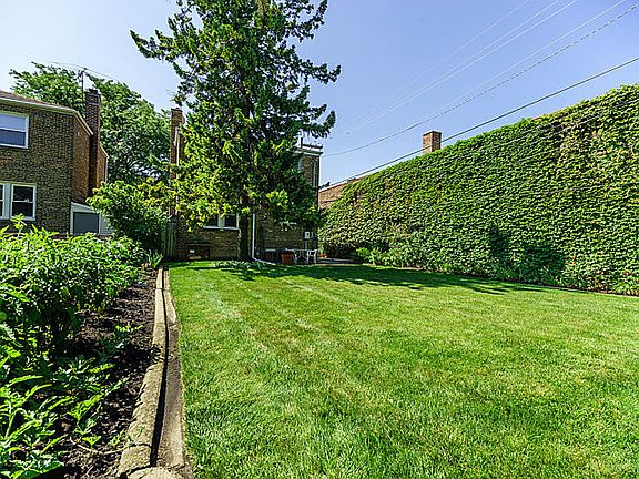 5th image of 2338 W Berteau Ave