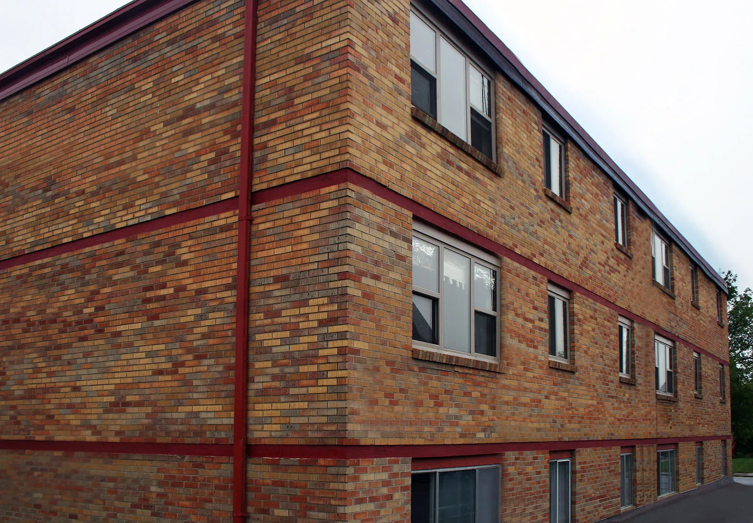 Laurentian Apartments — Photo 2