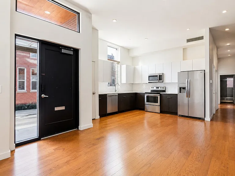 824 E Thompson St #6 — Photo 1