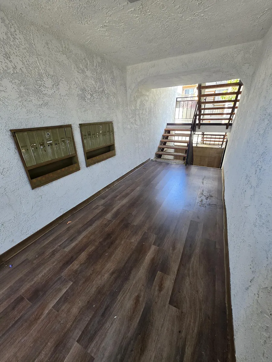 Building Photo - 1350 W 9th St #14