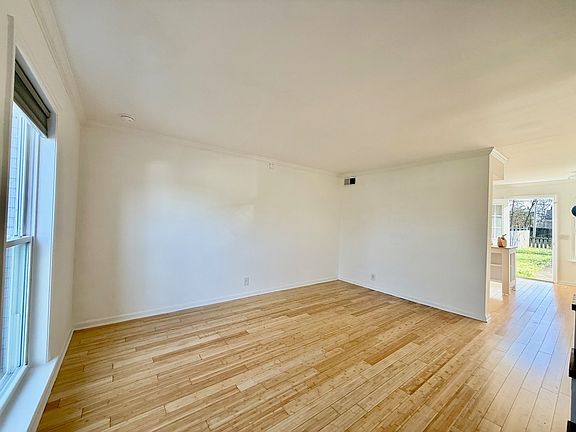 5th image of 220 Berry St