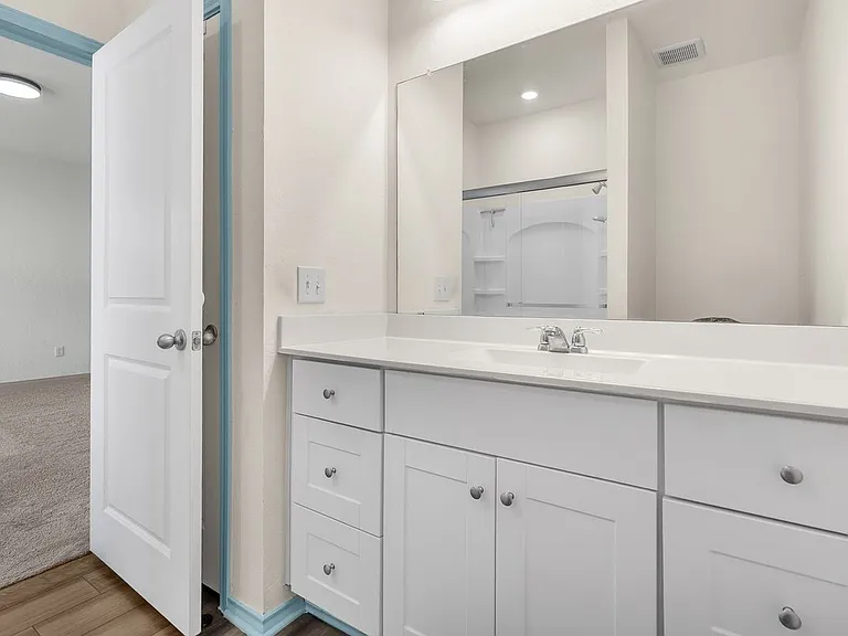 5010 Jovian — Photo 10